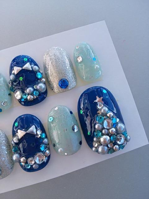 売り切り値下げ ジェルネイル ブルー系 クリスマスツリー&リース 雪 ショートオーバル < 香水/コスメ/ネイル 売り切り値下げ ジェルネイル ブルー系 クリスマスツリー&リース 雪 ショートオーバル < 香水/コスメ/ネイルの