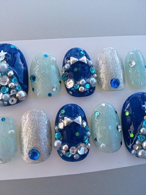 売り切り値下げ ジェルネイル ブルー系 クリスマスツリー&リース 雪 ショートオーバル < 香水/コスメ/ネイル 売り切り値下げ ジェルネイル ブルー系 クリスマスツリー&リース 雪 ショートオーバル < 香水/コスメ/ネイルの