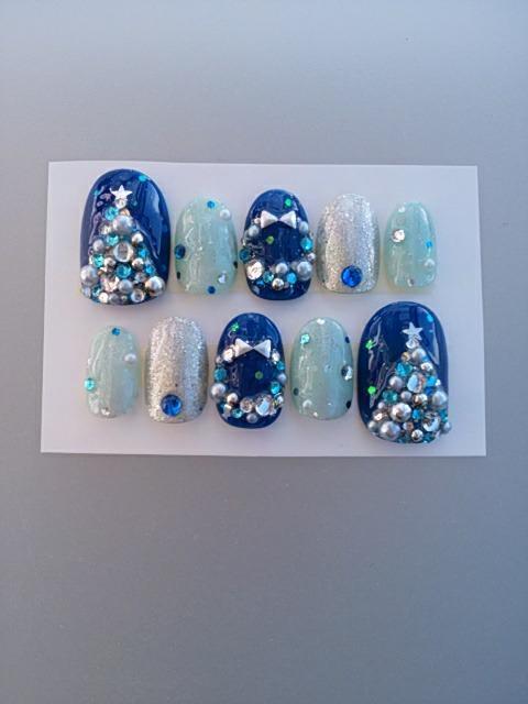 売り切り値下げ ジェルネイル ブルー系 クリスマスツリー&リース 雪 ショートオーバル < 香水/コスメ/ネイル 売り切り値下げ ジェルネイル ブルー系 クリスマスツリー&リース 雪 ショートオーバル < 香水/コスメ/ネイルの