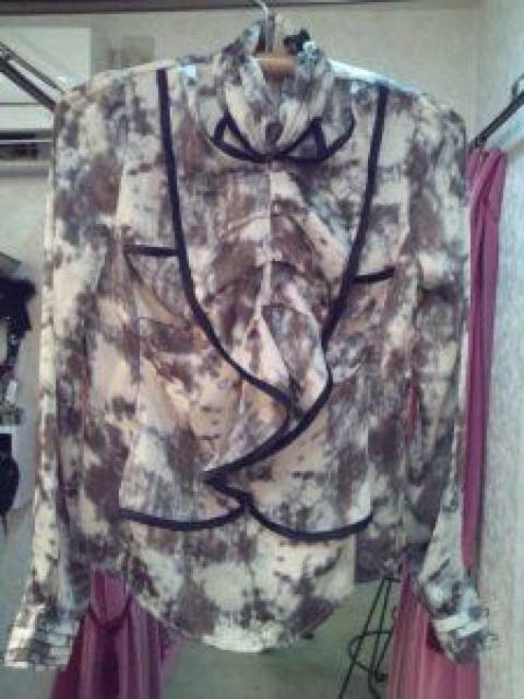 ベージュ×グレーブラック縁ハイネックサテンフリルブラウスXS < 女性ファッション  ベージュ×グレーブラック縁ハイネックサテンフリルブラウスXS  < 女性ファッションの