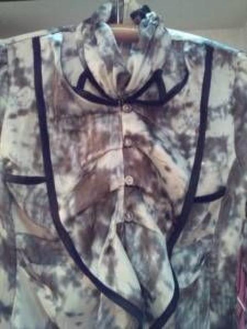 ベージュ×グレーブラック縁ハイネックサテンフリルブラウスXS < 女性ファッション  ベージュ×グレーブラック縁ハイネックサテンフリルブラウスXS < 女性ファッションの