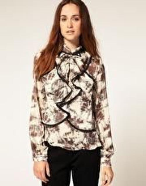 ベージュ×グレーブラック縁ハイネックサテンフリルブラウスXS < 女性ファッション  ベージュ×グレーブラック縁ハイネックサテンフリルブラウスXS < 女性ファッションの