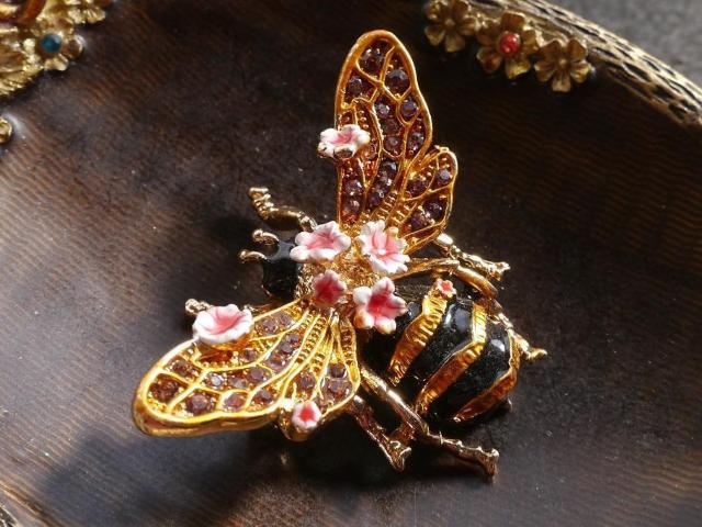 新品アンティーク調お花とミツバチブローチ < 女性アクセサリー/時計 新品アンティーク調お花とミツバチブローチ < 女性アクセサリー/時計の