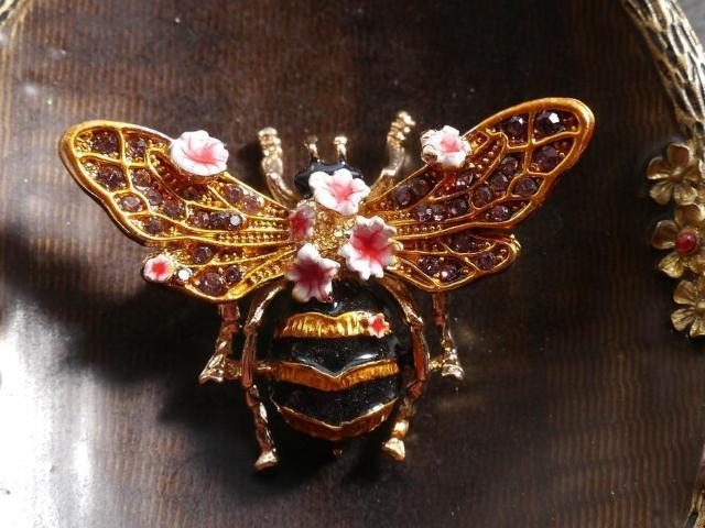 新品アンティーク調お花とミツバチブローチ < 女性アクセサリー/時計 新品アンティーク調お花とミツバチブローチ < 女性アクセサリー/時計の