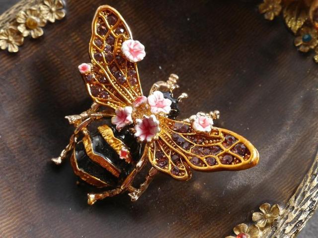 新品アンティーク調お花とミツバチブローチ < 女性アクセサリー/時計 新品アンティーク調お花とミツバチブローチ < 女性アクセサリー/時計の