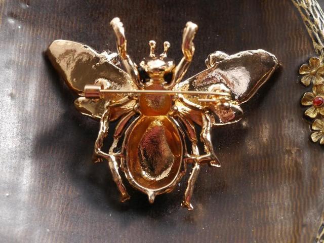 新品アンティーク調お花とミツバチブローチ < 女性アクセサリー/時計 新品アンティーク調お花とミツバチブローチ < 女性アクセサリー/時計の