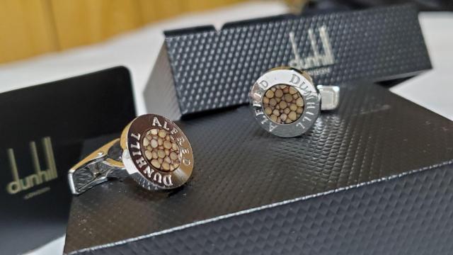 正規限定 アルフレッドダンヒル クラッシュストーン ラウンドサークルカフス ADロゴ 茶系石 SV カフリンクスボタン 付属有 < ブランド  正規限定 アルフレッドダンヒル クラッシュストーン ラウンドサークルカフス ADロゴ 茶系石 SV カフリンクスボタン 付属有  < ブランドの