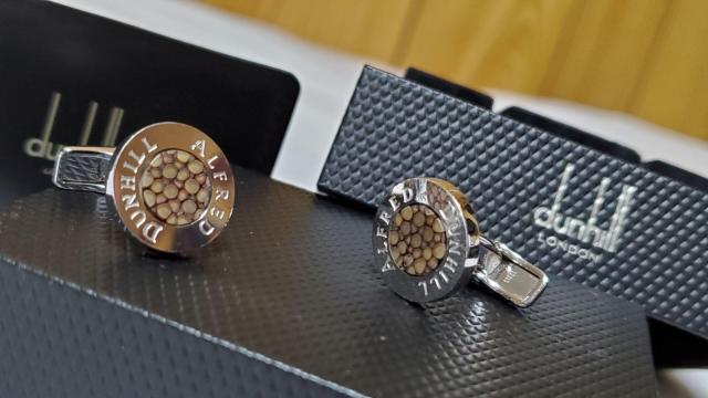 正規限定 アルフレッドダンヒル クラッシュストーン ラウンドサークルカフス ADロゴ 茶系石 SV カフリンクスボタン 付属有 < ブランド  正規限定 アルフレッドダンヒル クラッシュストーン ラウンドサークルカフス ADロゴ 茶系石 SV カフリンクスボタン 付属有 < ブランドの