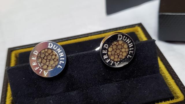 正規限定 アルフレッドダンヒル クラッシュストーン ラウンドサークルカフス ADロゴ 茶系石 SV カフリンクスボタン 付属有 < ブランド  正規限定 アルフレッドダンヒル クラッシュストーン ラウンドサークルカフス ADロゴ 茶系石 SV カフリンクスボタン 付属有 < ブランドの