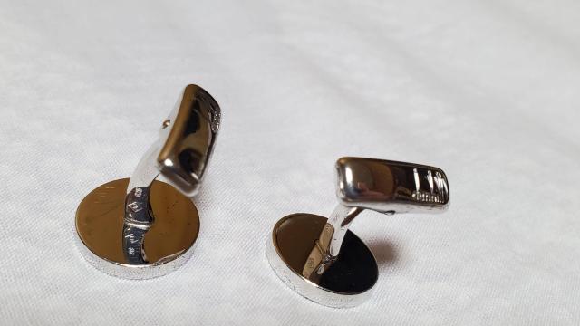 正規限定 アルフレッドダンヒル クラッシュストーン ラウンドサークルカフス ADロゴ 茶系石 SV カフリンクスボタン 付属有 < ブランド  正規限定 アルフレッドダンヒル クラッシュストーン ラウンドサークルカフス ADロゴ 茶系石 SV カフリンクスボタン 付属有 < ブランドの