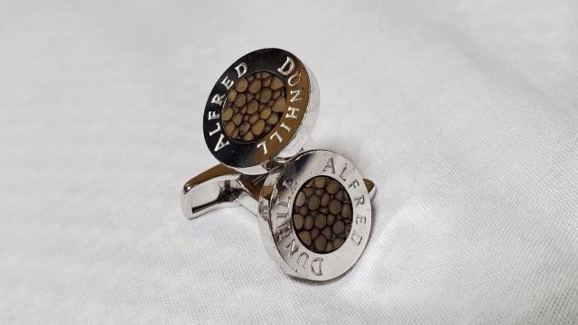 正規限定 アルフレッドダンヒル クラッシュストーン ラウンドサークルカフス ADロゴ 茶系石 SV カフリンクスボタン 付属有 < ブランド  正規限定 アルフレッドダンヒル クラッシュストーン ラウンドサークルカフス ADロゴ 茶系石 SV カフリンクスボタン 付属有 < ブランドの
