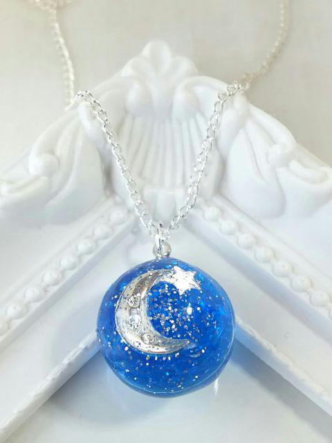 シルバーの月と星と宇宙の球体ネックレス  レジン  ハンドメイド < 女性ファッション  シルバーの月と星と宇宙の球体ネックレス  レジン  ハンドメイド  < 女性ファッションの