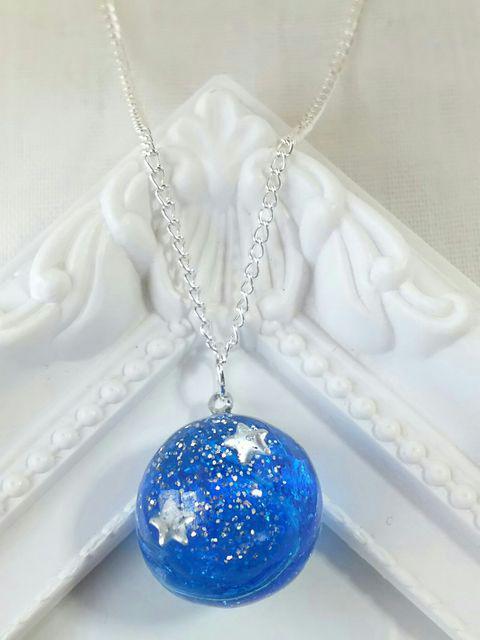 シルバーの月と星と宇宙の球体ネックレス  レジン  ハンドメイド < 女性ファッション  シルバーの月と星と宇宙の球体ネックレス  レジン  ハンドメイド < 女性ファッションの