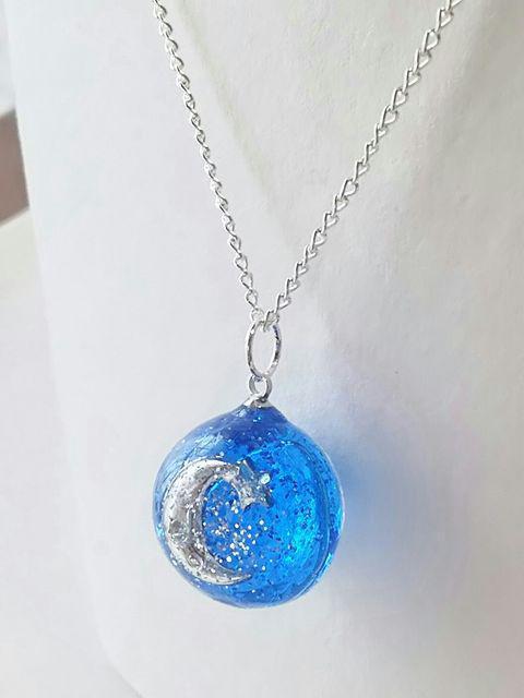 シルバーの月と星と宇宙の球体ネックレス  レジン  ハンドメイド < 女性ファッション  シルバーの月と星と宇宙の球体ネックレス  レジン  ハンドメイド < 女性ファッションの