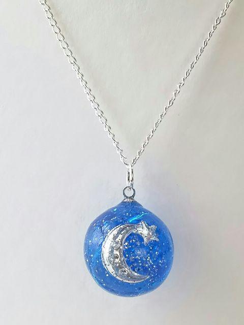 シルバーの月と星と宇宙の球体ネックレス  レジン  ハンドメイド < 女性ファッション  シルバーの月と星と宇宙の球体ネックレス  レジン  ハンドメイド < 女性ファッションの
