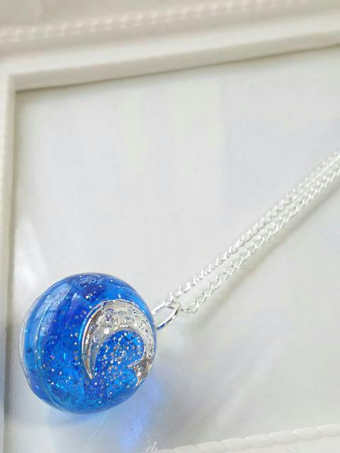 シルバーの月と星と宇宙の球体ネックレス  レジン  ハンドメイド < 女性ファッション  シルバーの月と星と宇宙の球体ネックレス  レジン  ハンドメイド < 女性ファッションの