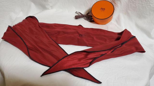 正規美 レア エルメス ロザンジュ アイコンロゴ シルク100% スカーフ 赤紫×黒 菱形 ストール 付属有 バッグ○マフラーにも < ブランド  正規美 レア エルメス ロザンジュ アイコンロゴ シルク100% スカーフ 赤紫×黒 菱形 ストール 付属有 バッグ○マフラーにも < ブランドの