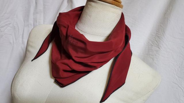正規美 レア エルメス ロザンジュ アイコンロゴ シルク100% スカーフ 赤紫×黒 菱形 ストール 付属有 バッグ○マフラーにも < ブランド  正規美 レア エルメス ロザンジュ アイコンロゴ シルク100% スカーフ 赤紫×黒 菱形 ストール 付属有 バッグ○マフラーにも < ブランドの