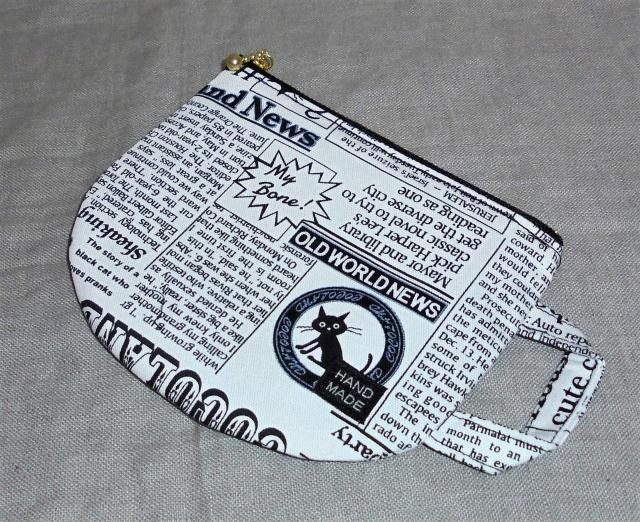 【15p】◆CoCo Land News◆黒猫英字新聞×白地◆ティーカップ型ファスナーポーチ < 女性ファッション  【15p】◆CoCo Land News◆黒猫英字新聞×白地◆ティーカップ型ファスナーポーチ < 女性ファッションの