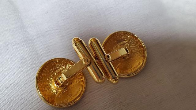 正規未 シャネル クラシック ゴシック ラウンドドームカフス オールドラージLカフリンクス 金 アンティークボタン 男女兼用メンズ < ブランド  正規未 シャネル クラシック ゴシック ラウンドドームカフス オールドラージLカフリンクス 金 アンティークボタン 男女兼用メンズ < ブランドの