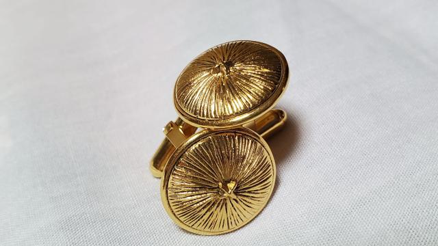 正規未 シャネル クラシック ゴシック ラウンドドームカフス オールドラージLカフリンクス 金 アンティークボタン 男女兼用メンズ < ブランド  正規未 シャネル クラシック ゴシック ラウンドドームカフス オールドラージLカフリンクス 金 アンティークボタン 男女兼用メンズ < ブランドの