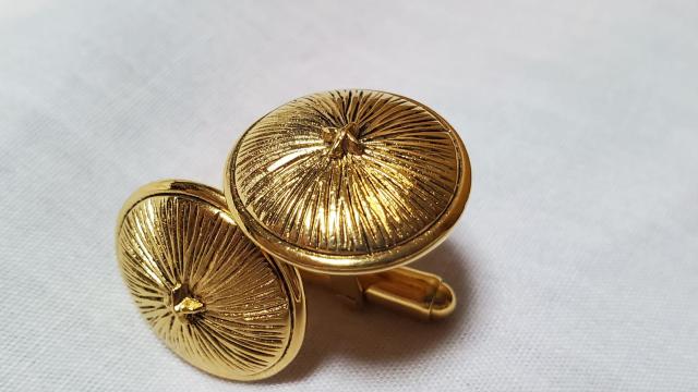 正規未 シャネル クラシック ゴシック ラウンドドームカフス オールドラージLカフリンクス 金 アンティークボタン 男女兼用メンズ < ブランド  正規未 シャネル クラシック ゴシック ラウンドドームカフス オールドラージLカフリンクス 金 アンティークボタン 男女兼用メンズ < ブランドの