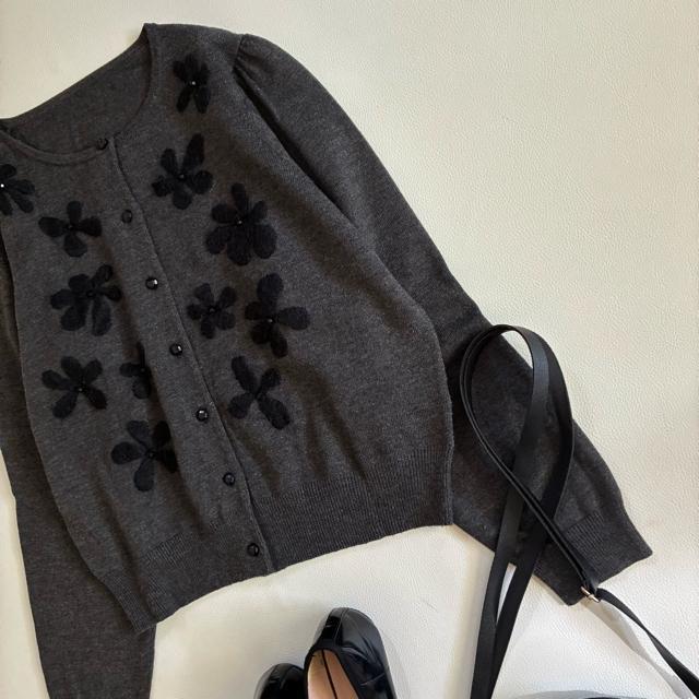 ◆美品◆ユニバーバルミューズ◆ウール混◆花柄刺繍カーディガン◆ビジュー◆グレー < 女性ファッション ◆美品◆ユニバーバルミューズ◆ウール混◆花柄刺繍カーディガン◆ビジュー◆グレー < 女性ファッションの