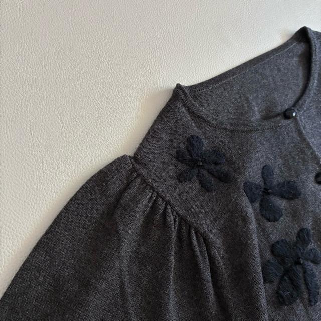 ◆美品◆ユニバーバルミューズ◆ウール混◆花柄刺繍カーディガン◆ビジュー◆グレー < 女性ファッション ◆美品◆ユニバーバルミューズ◆ウール混◆花柄刺繍カーディガン◆ビジュー◆グレー < 女性ファッションの