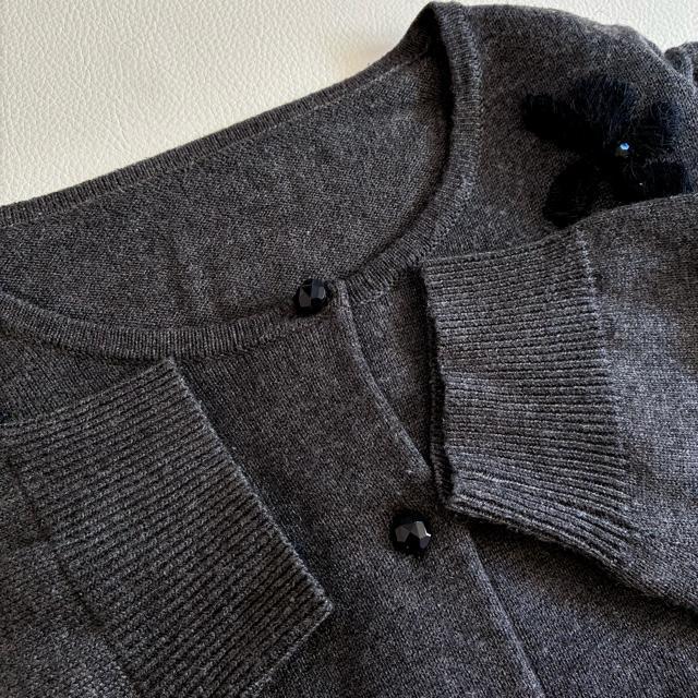 ◆美品◆ユニバーバルミューズ◆ウール混◆花柄刺繍カーディガン◆ビジュー◆グレー < 女性ファッション ◆美品◆ユニバーバルミューズ◆ウール混◆花柄刺繍カーディガン◆ビジュー◆グレー < 女性ファッションの