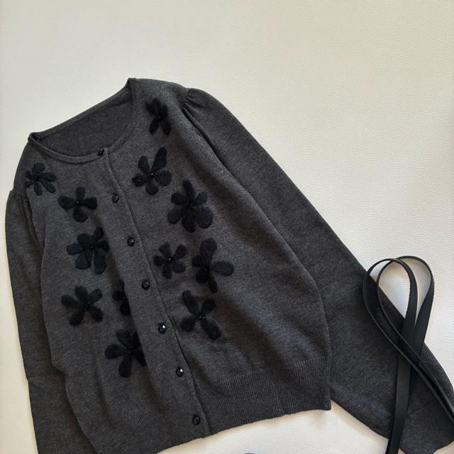 ◆美品◆ユニバーバルミューズ◆ウール混◆花柄刺繍カーディガン◆ビジュー◆グレー < 女性ファッション ◆美品◆ユニバーバルミューズ◆ウール混◆花柄刺繍カーディガン◆ビジュー◆グレー < 女性ファッションの
