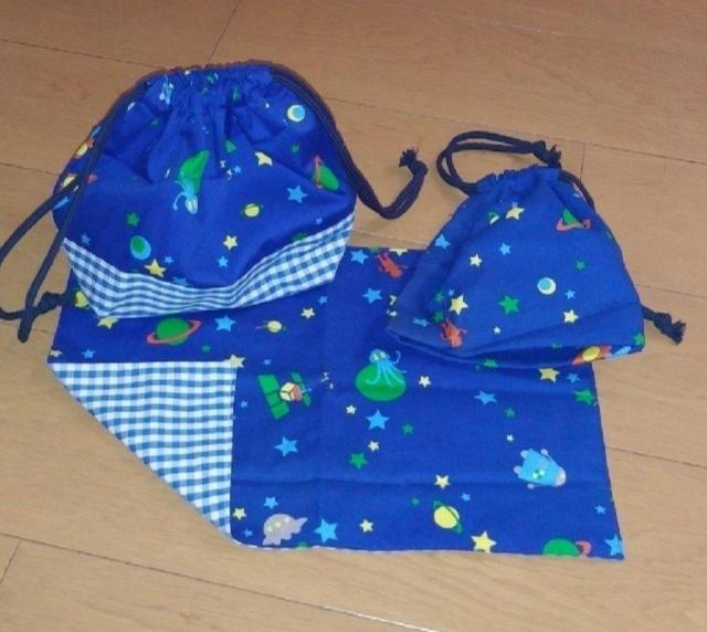 【送料無料】ハンドメイド お弁当袋3点セット お弁当袋 コップ袋 ランチョンマット 宇宙柄 < キッズ/ベビー 【送料無料】ハンドメイド お弁当袋3点セット お弁当袋 コップ袋 ランチョンマット 宇宙柄 < キッズ/ベビーの