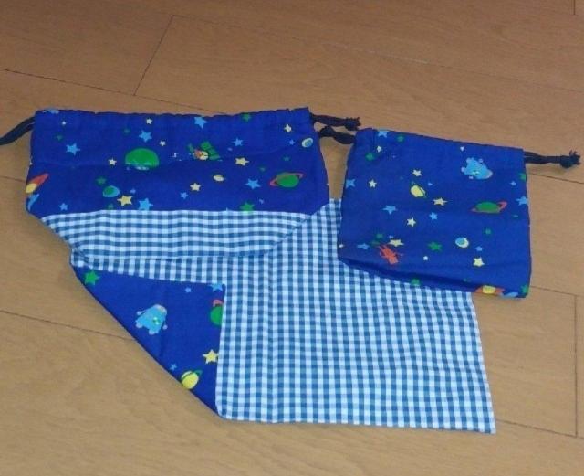 【送料無料】ハンドメイド お弁当袋3点セット お弁当袋 コップ袋 ランチョンマット 宇宙柄 < キッズ/ベビー 【送料無料】ハンドメイド お弁当袋3点セット お弁当袋 コップ袋 ランチョンマット 宇宙柄 < キッズ/ベビーの