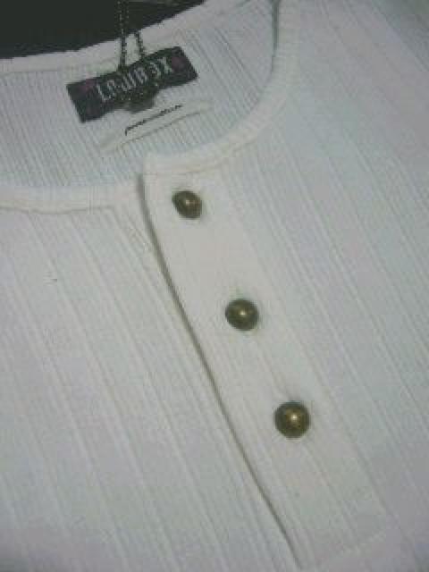 【LOWBOX/ローボックス】渋谷系ブランド♪バックバッファロー柄 ゴールド釦ヘンリーTシャツ ホワイト < 男性ファッション 【LOWBOX/ローボックス】渋谷系ブランド♪バックバッファロー柄 ゴールド釦ヘンリーTシャツ ホワイト < 男性ファッションの