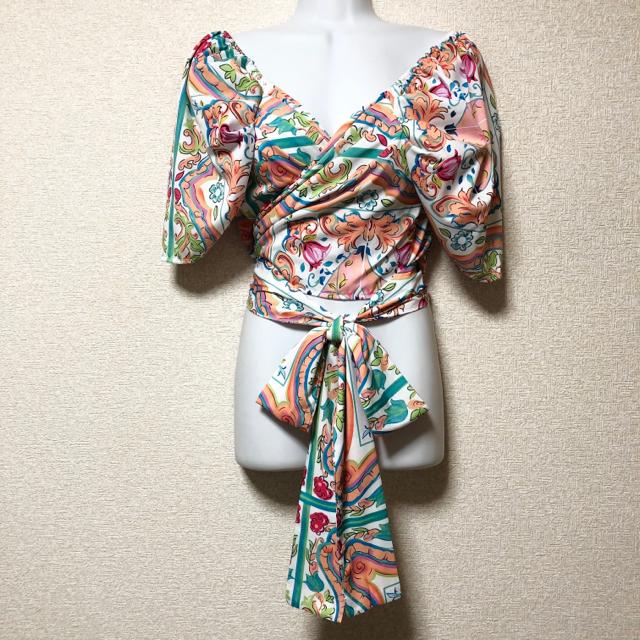 【新品】アレンジ自在!!レトロフラワー柄ラップトップス < 女性ファッション  【新品】アレンジ自在!!レトロフラワー柄ラップトップス < 女性ファッションの