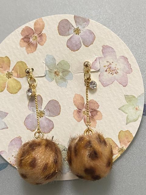 ハンドメイド 秋冬にピッタリのフェイクファーボールピアス レオパード柄 < 女性ファッション  ハンドメイド 秋冬にピッタリのフェイクファーボールピアス レオパード柄  < 女性ファッションの