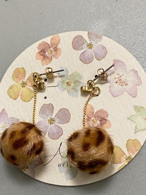 ハンドメイド 秋冬にピッタリのフェイクファーボールピアス レオパード柄 < 女性ファッション  ハンドメイド 秋冬にピッタリのフェイクファーボールピアス レオパード柄 < 女性ファッションの