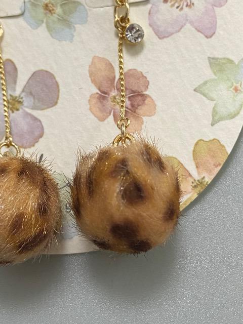 ハンドメイド 秋冬にピッタリのフェイクファーボールピアス レオパード柄 < 女性ファッション  ハンドメイド 秋冬にピッタリのフェイクファーボールピアス レオパード柄 < 女性ファッションの