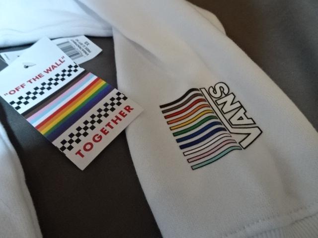 大人気スケボー系アメカジブランド バンズ【VANS】カラフル ロゴプリント入り フルジップパーカーUS XS < 女性ファッション  大人気スケボー系アメカジブランド バンズ【VANS】カラフル ロゴプリント入り フルジップパーカーUS XS < 女性ファッションの