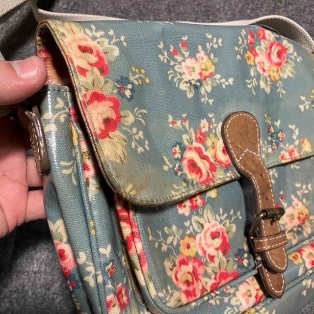 �yCath Kidston / �L���X�E�L�b�h�\���z �ԕ� �V�����_�[�o�b�O �� �u�����h�� 