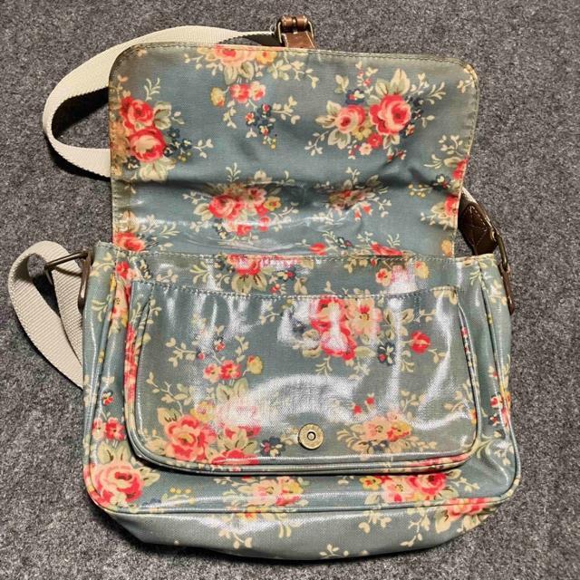 �yCath Kidston / �L���X�E�L�b�h�\���z �ԕ� �V�����_�[�o�b�O �� �u�����h�� 
