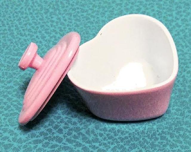 ミニチュア★ハート型★ル・クルーゼ風★蓋も開く★ピンク★金属製★ < おもちゃ  ミニチュア★ハート型★ル・クルーゼ風★蓋も開く★ピンク★金属製★ < おもちゃの