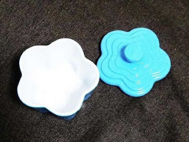 ミニチュア★フラワー型★鍋★ル・クルーゼ風★蓋も開く★水色★色違い4色★金属製★ < おもちゃ  ミニチュア★フラワー型★鍋★ル・クルーゼ風★蓋も開く★水色★色違い4色★金属製★ < おもちゃの