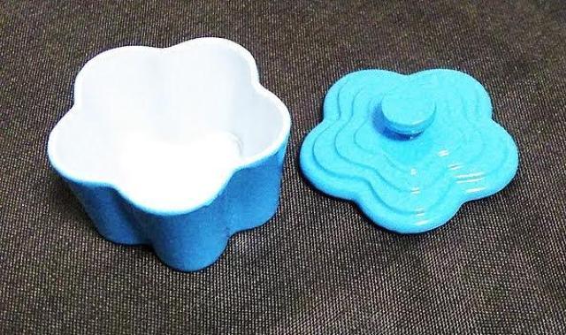 ミニチュア★フラワー型★鍋★ル・クルーゼ風★蓋も開く★水色★色違い4色★金属製★ < おもちゃ  ミニチュア★フラワー型★鍋★ル・クルーゼ風★蓋も開く★水色★色違い4色★金属製★ < おもちゃの