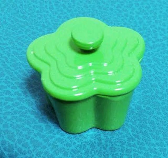 ミニチュア★フラワー型★鍋★ル・クルーゼ風★蓋も開く★みどり★色違い4色★金属製★ < おもちゃ  ミニチュア★フラワー型★鍋★ル・クルーゼ風★蓋も開く★みどり★色違い4色★金属製★  < おもちゃの