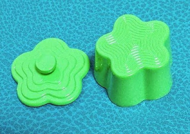 ミニチュア★フラワー型★鍋★ル・クルーゼ風★蓋も開く★みどり★色違い4色★金属製★ < おもちゃ  ミニチュア★フラワー型★鍋★ル・クルーゼ風★蓋も開く★みどり★色違い4色★金属製★ < おもちゃの