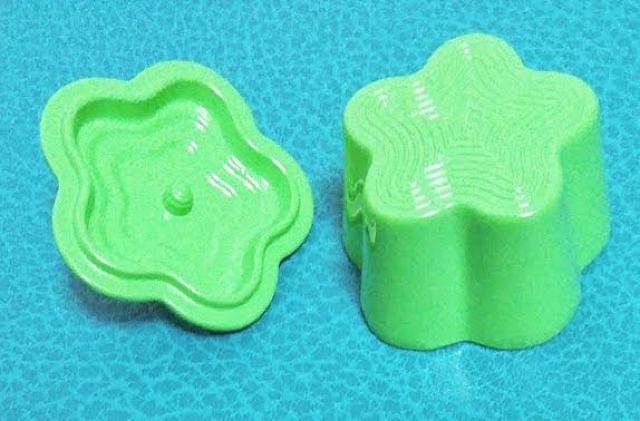 ミニチュア★フラワー型★鍋★ル・クルーゼ風★蓋も開く★みどり★色違い4色★金属製★ < おもちゃ  ミニチュア★フラワー型★鍋★ル・クルーゼ風★蓋も開く★みどり★色違い4色★金属製★ < おもちゃの