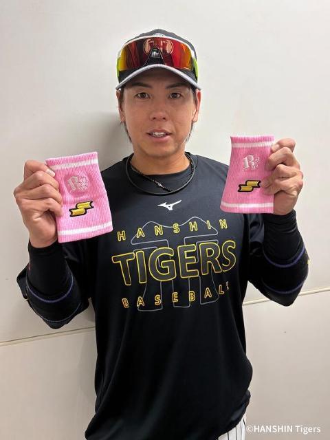 阪神タイガース】梅野 隆太郎選手 直筆サイン入りリストバンド