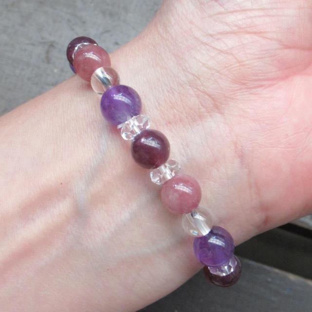 アメジストxレピドライトx赤水晶ブレスレット 天然石 < 女性アクセサリー/時計 アメジストxレピドライトx赤水晶ブレスレット 天然石 < 女性アクセサリー/時計の