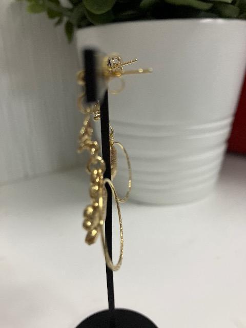 ハンドメイド ネモフィラのつなぎパーツと花のチャームを使用したピアス < 女性ファッション  ハンドメイド ネモフィラのつなぎパーツと花のチャームを使用したピアス < 女性ファッションの