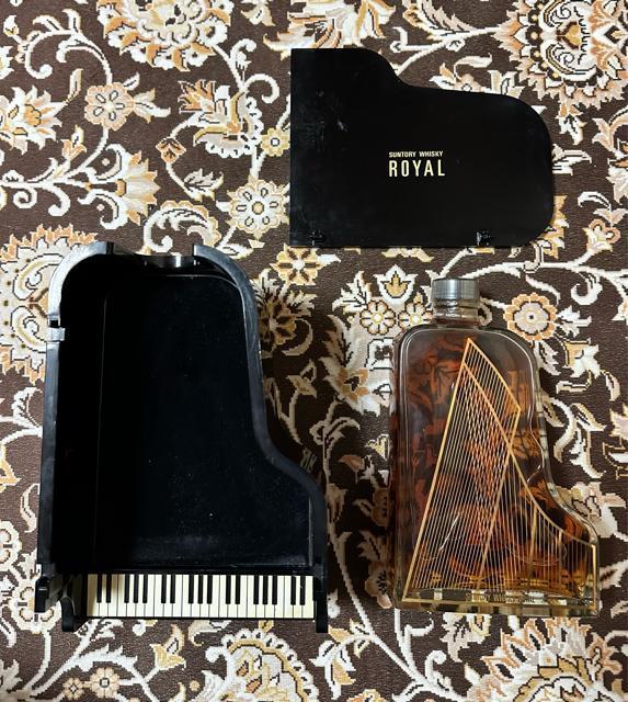 サントリーウイスキーローヤル特級ピアノ型ボトル < グルメ/ドリンク サントリーウイスキーローヤル特級ピアノ型ボトル < グルメ/ドリンクの